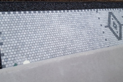 155 - Terrasse PAVEFAST gris clair avec motif anthracite et balisage LUMIPAV